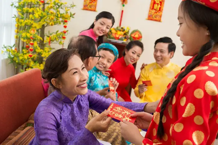 Chào đón năm mới theo phong cách Việt Nam. Xem những hình ảnh đầy ấm áp và hạnh phúc của người Việt trong đêm giao thừa và các hoạt động truyền thống trong dịp Tết Nguyên Đán.